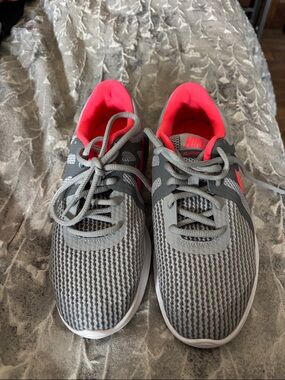 🛍Nike 6Y Sneakers. Only worn one time gray and fuchsia pink